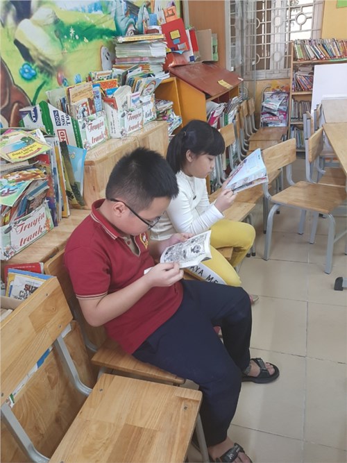 Học sinh hăng say đọc sách tại thư viện vào giờ ra chơi