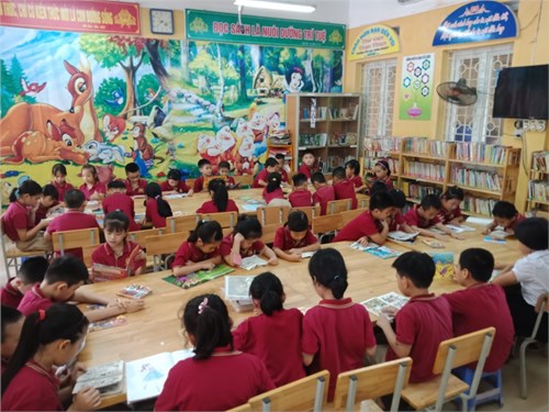 Học sinh đọc sách tại thư viện trường