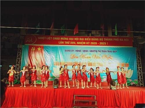 Tham gia biểu diễn văn nghệ chào mừng thành công Đại hội Đảng bộ thành phố hà Nội lần thứ XVII
