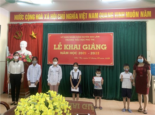 Trường Tiểu học Phú Thi tặng quà cho học sinh có hoàn cảnh khó khăn nhân dịp năm học mới