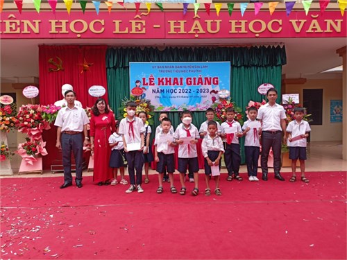 Tặng quà cho các con học sinh có hoàn cảnh khó khăn và mắc bệnh hiểm nghèo