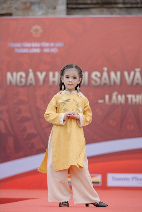 Nguyễn Ánh Ngọc - 1A4 mẫu nhí 6 tuổi “gây sốt” làng thời trang Việt