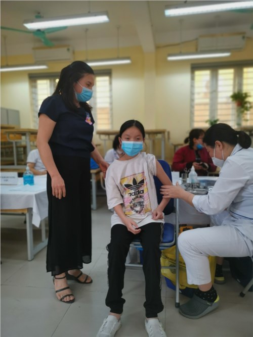 Trường Tiểu học thị trấn Yên Viên thực hiện tiêm mũi 1 vaccine phòng COVID-19 cho học sinh từ lớp 1 đến lớp 5