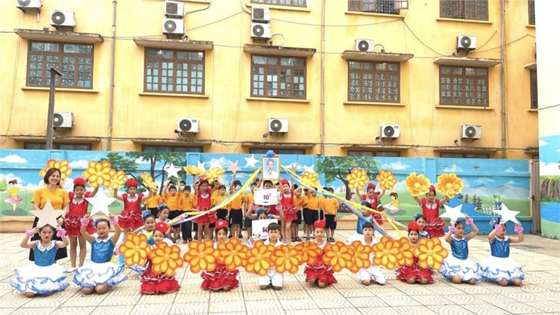 Lớp 4A2 chào mừng Ngày nhà giáo Việt Nam với liên khúc  Niềm vui đến trường 