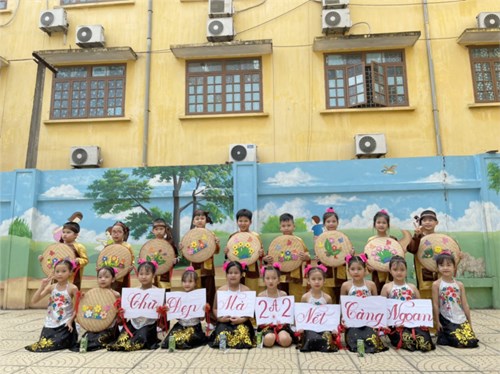 Lớp 2A2 chào mừng Ngày nhà giáo Việt Nam với tiết mục múa  Chữ đẹp mà nết càng ngoan 