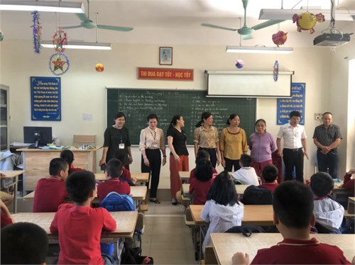 Hội doanh nghiệp trẻ thành phố Hà Nội thăm và tặng quà cho HS có hoàn cảnh khó khăn