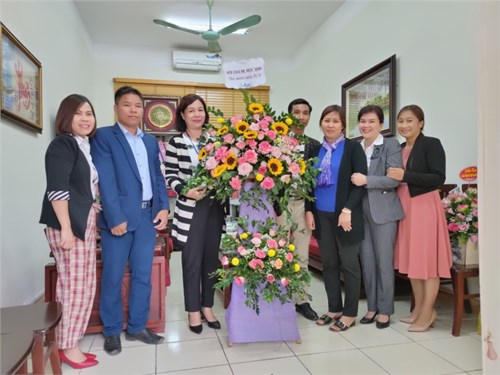 Ban đại diện CMHS trường tặng hoa, chúc mừng tập thể CB GV NV nhân dịp ngày Phụ nữ Việt Nam 20-10-2020