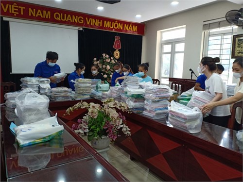 Nhờ sợ giúp đỡ nhiệt tình, đầy trách nhiệm của các anh chị đoàn viên xã Yên Viên và TTYV, những bộ SGK đã được trao đến tận gia đinh các em HS để chuẩn bị cho năm học mới 2021-2022