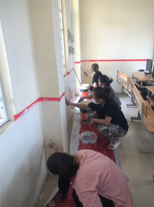 Đoàn viên Chi đoàn TH Tiền Phong tổng vệ sinh, sơn sửa trường lớp
