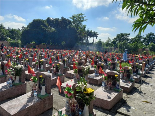 Viếng nghĩa trang Liệt sĩ huyện Gia Lâm và đài tưởng niệm các Liệt sĩ xã Yên Viên, thăm hỏi các gia đình chính  sách trên địa bàn nhân dịp ngày 27/7/2022
