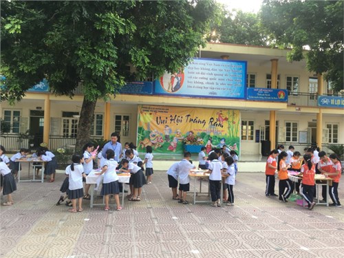 Trường Tiểu học Trung Mầu tổ chức thi làm đèn lồng nhân dịp Tết Trung thu