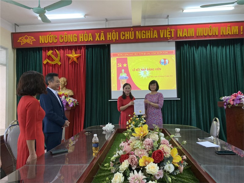 Sáng ngày 20/11/2021 Chi bộ trường Tiểu học Trung Mầu tổ chức kết nạp đảng viên mới