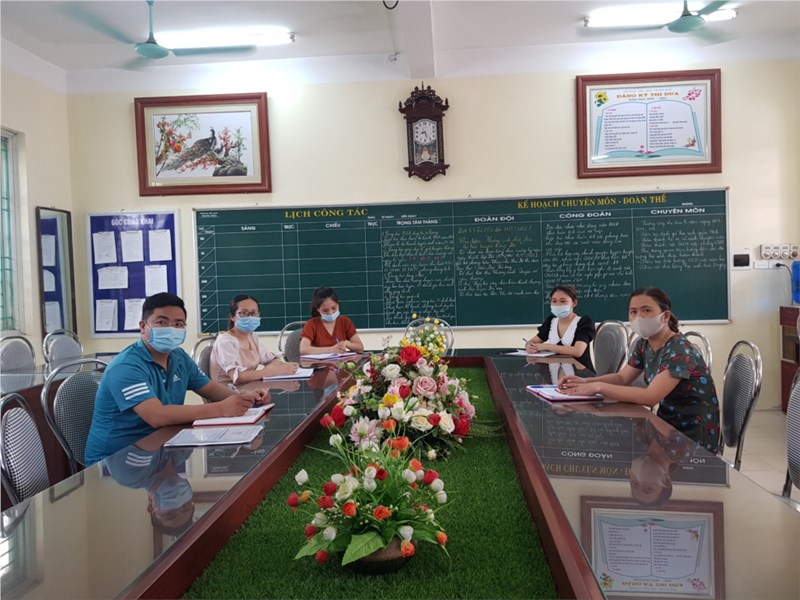 Cán bộ, giáo viên trường Tiểu học Trung Mầu tham gia tập huấn sách giáo khoa lớp 2 môn Đạo đức