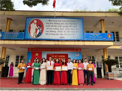 Trường Tiểu học Trung Mầu trao thưởng cán bộ, giáo viên, nhân viên nhân kỉ niệm 40 năm ngày Nhà giáo Việt Nam 20/11