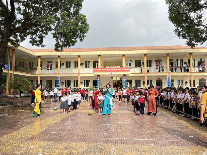Trường Tiểu học Trung Mầu tổ chức trò chơi cho các con học sinh tham gia nhân kỉ niệm 40 năm ngày Nhà giáo Việt Nam 20/11