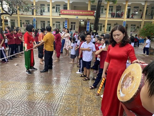 Trường Tiểu học Trung Mầu tổ chức thi kéo co cho cán bộ, giáo viên, nhân viên nhân kỉ niệm 40 năm ngày Nhà giáo Việt Nam 20/11
