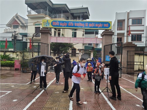 Trường Tiểu học Trung Mầu ngày đầu tiên đón học sinh đến trường sau thời gian học trực tuyến từ đầu năm học 2021-2022