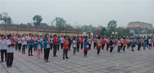 Hoạt động ngoại khóa múa hát tập thể thực hiện giãn cách theo khối lớp của Liên Đội Th Trung thành