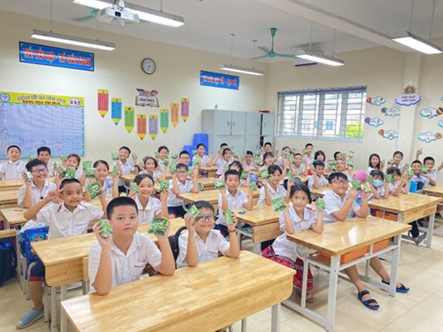 Các bạn nhỏ khối 3 Trường Tiểu học Trung Thành hào hứng nhận quà tặng từ Công ty sữa Nestlé Việt Nam
