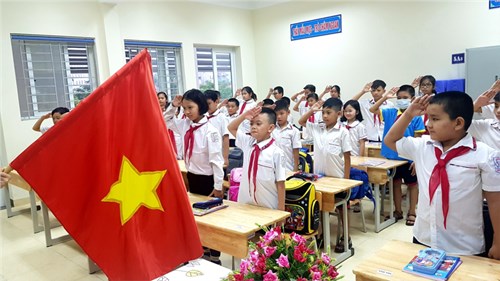 TH Trung Thành thực hiện nghi lễ chào cờ đầu tiên trong năm học 2020 - 2021