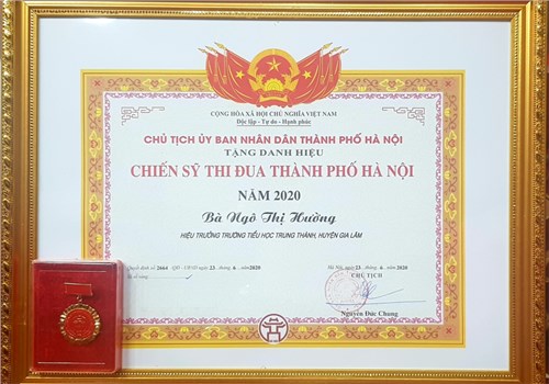 Cô Ngô Thị Hường - Bí thư chi bộ - Hiệu trưởng trường Tiểu học Trung Thành nhận danh hiệu Chiến sỹ thi đua thành phố Hà Nội năm 2020