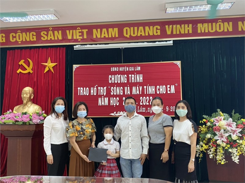 Trao tặng   Sóng và máy tính cho em 