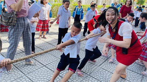 Học sinh khối 1 khởi đầu cho màn tranh tài đầy căng go và náo nhiệt. Chúc mừng tất cả chúng mình có 1 hoạt động vui vẻ và ý nghĩa 