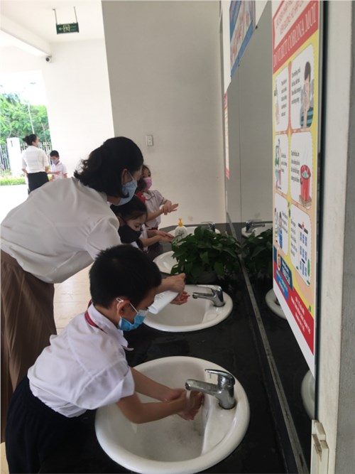 Học sinh thực hiện rửa tay sau khi đi vệ sinh dưới sự hướng dẫn của Cô giáo!