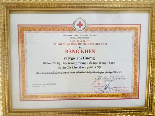 Đồng chí Hiệu trưởng Ngô Thị Hường được  Trung ương Hội chữ thập đỏ Việt Nam tặng bằng khen   Đã có thành tích xuất sắc trong công tác Thanh thiếu niên CHữ thập đỏ Trường học giai đoạn 2016 - 2021