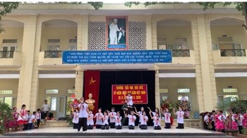 Tiết mục biểu diễn văn nghệ của các bạn học sinh khối 4 chào mừng Ngày nhà giáo Việt Nam 20- 11- 2020.