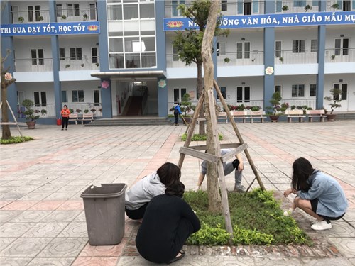 Trường Tiểu học xã Yên Viên tổng vệ sinh trường lớp lần 6.