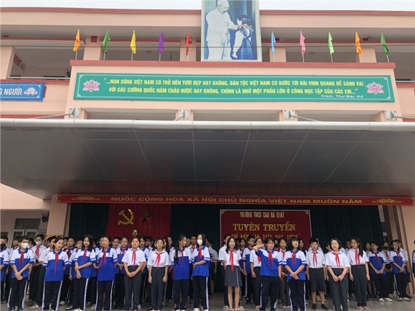 Tiết sinh hoạt dưới cờ với chủ điểm tuyên truyền an toàn giao thông ở trường THCS Cao Bá Quát