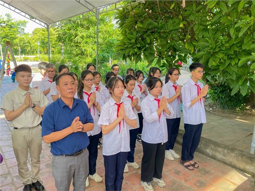 Trường THCS Phù Đổng tổ chức dâng hương tại tượng đài tưởng niệm Liệt sĩ xã Phù Đổng