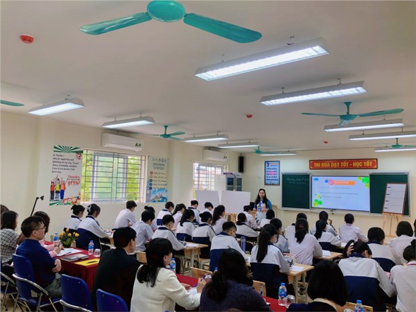 Cô giáo Lê Thị Thu Hường thực hiện chuyên đề Tiếng anh cấp cụm