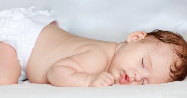Bé ngủ ở tư thế nằm sấp có an toàn?