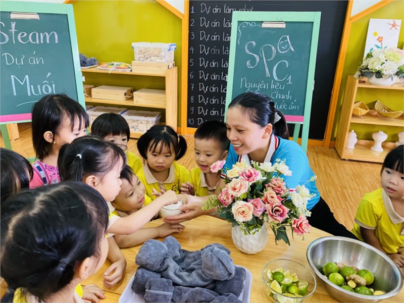 Một trong rất nhiều hoạt động trong dự án Muối của các bạn lớp MGB C1