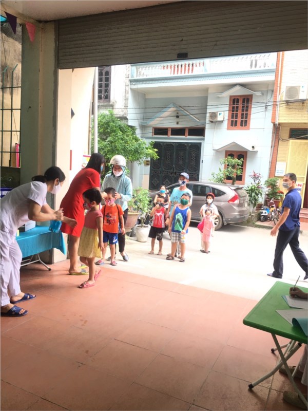 Ngày thứ 2 trẻ đến trường.