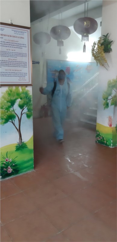 Trường mn hoa phượng  thực hiện công tác phun khử khuẩn tổng vệ sinh môi trường,  chuẩn bị sẵn sàng đón trẻ quay trở lại trường học.
