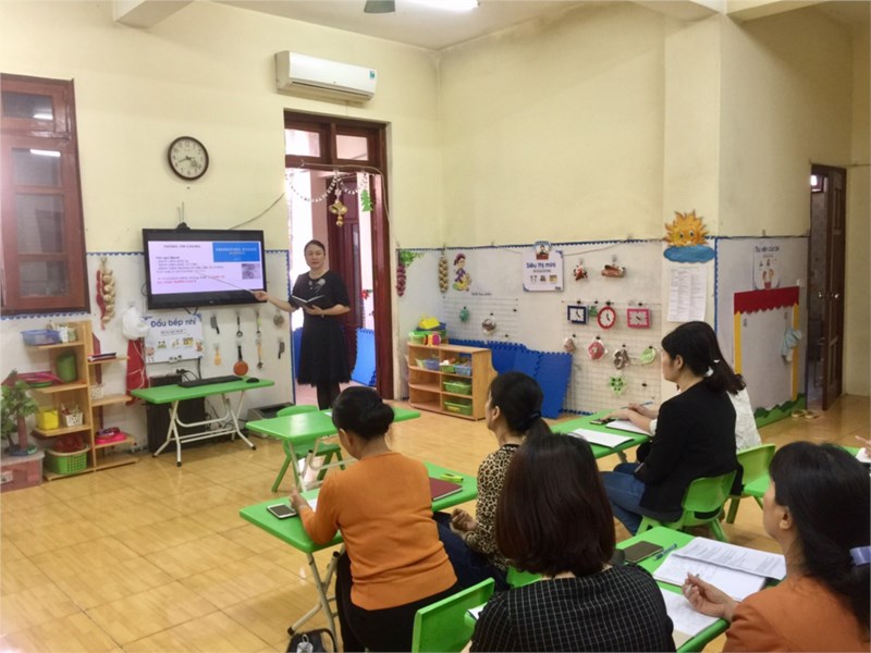 Truong màm non Hoa Phượng tập huấn công tác phòng chống dịch bệnh Covid - 19